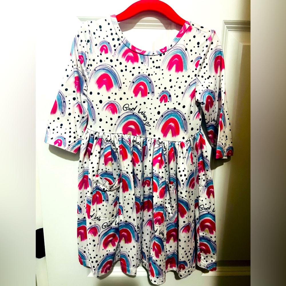 Girls size 4T dress. Super cute & comfy material with colorful rainbows